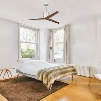 Ventilateur 3 pales de plafond dans chambre blanche